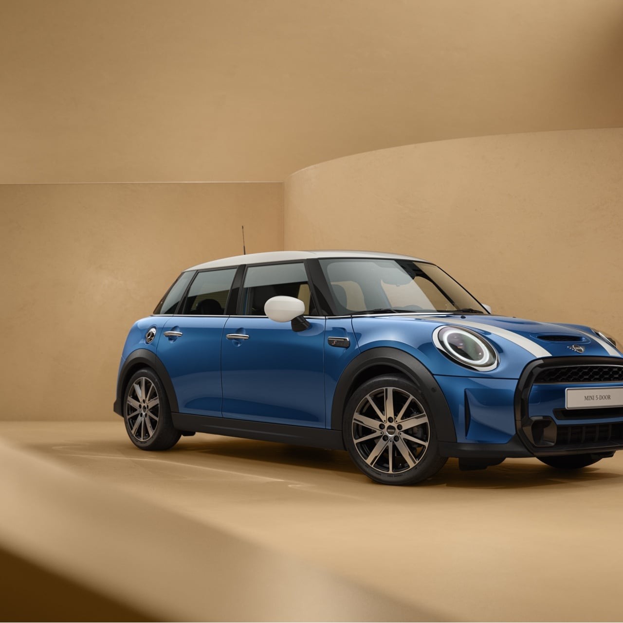 5-дверный хэтчбек MINI - вид спереди